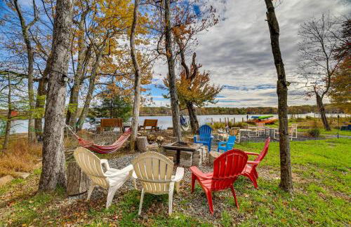 Lakefront Pocono Retreat with Hot Tub and Movie Hub - Foto 33