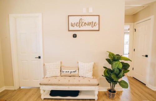 City Retreat - 4 Bedroom Oasis with King & Private Yard near Downtown - Foto 10