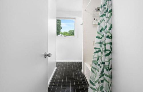 Modern Lakefront Retreat w King Bed - Foto 12