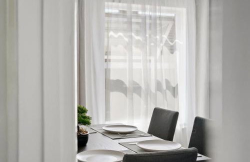 Home In Bletchley Milton Keynes, contractors favourite - Photo 3