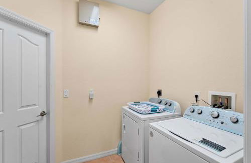 Tranquil & Spacious Family Retreat Swimming Pool - Foto 31