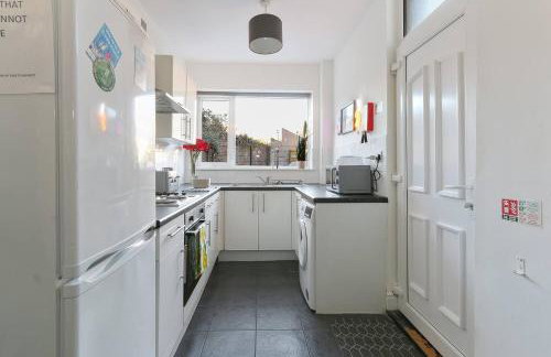 Prime Location Stylish 4-Bed House near Trent Br - Foto 7