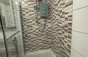 Entire House, Parking, Facilities, sleeps up to 6, suitable for contractors, families or NHS - Foto 8