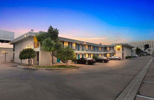 Bright modern studio featuring full kitchenette - Photo 17