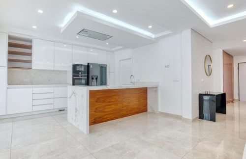 Vita Portucale ! Chic Luxe Villa with Saltwater Pool - Foto 25