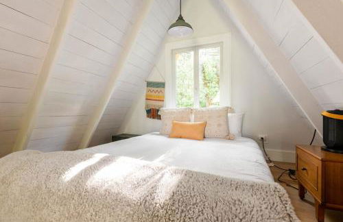 Modern A-Frame Cabin with Loft, Firepit and Grill - Foto 17