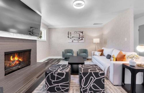 10min to EXPO - Family-Friendly with Office & Playroom - Photo 1