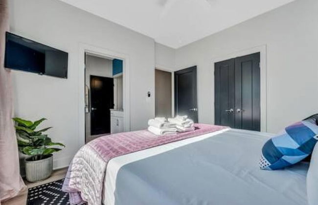 NEW Pink Howdy Oasis 13 Beds Rooftop View Parking - Foto 24