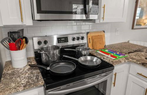 Cozy 4BR Home Pet Friendly Large Yard & Patio - Foto 19