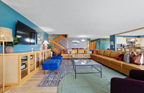 6BR Houghton Lake House with Indoor Pool, Hot Tub and Golf Simulator - Photo 55