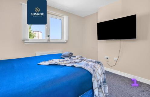 MUIRTON HOUSE - INVOICE and REDUCED PRICE only via SUNRISE SHORT LETS DUNDEE, 4 Bed House, 4 Car Parking, 2 Baths, 5 Smart TVs, Fully Equipped Kitchen, Large Dining and Living Space, Rear Garden, Free WiFi, and ONLY 9 Mins to STANNERGATE Ports - Foto 19