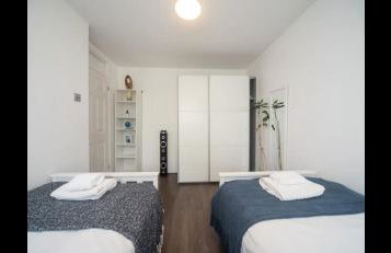 Spacious Chessington home with parking & garden - Photo 30