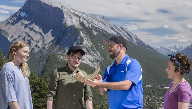 Atendiendo a las explicaciones del guía