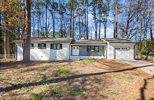 Perfect cute home in Garner with firepit & king bed - Foto 32