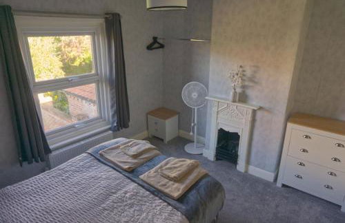 Entire Charming Three Bedroom Seaside House With Garden - Close to Town & Beach, Ideal for Groups, Families - Foto 12