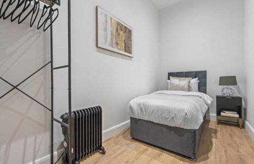 Coulsdon Grand - Sleeps 8 - 5 BR - Free Parking - Foto 13