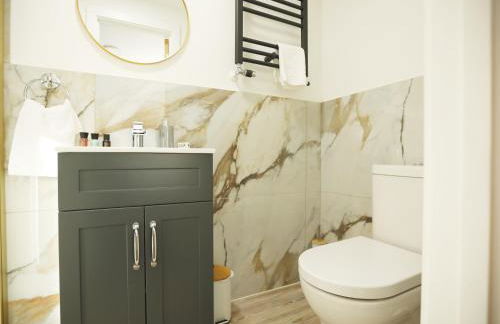 Gloucester Rd By N And N Stays, Newly Refurbed 6 Bed all ensuite house by N And N Stays Ltd, Perfect for contractors and Corporate stays, Close to YTL Arena Site, Pvt Parking for Vans and and work vehicles, Wifi - Foto 59