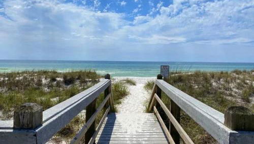 Beach Beauty 4 bed 3 bath home 5 min walk to beach in gated community - Foto 2