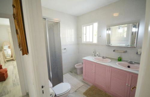 A lovely family villa with heated pool - Photo 7