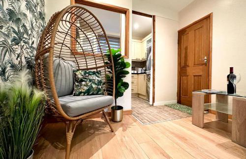 Joyful Jungle Jewel wBalcony & Foozeball-Ferndale - Foto 15