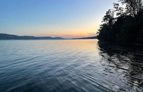 Rustic Chic Alabama Cabin w Loft Fire Pit Pet Friendly Fenced Yard Lake Guntersville - Lucky Lodge - Foto 70