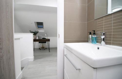 New Cardiff Bloc Exclusive Apartments By Prime Stays - Shops and Parking - Great for Groups and Families - Foto 80