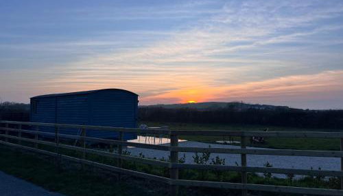 Ty Beti at Gorlan yr Efail Shepherds Hut with Private Hot Tub - Foto 3