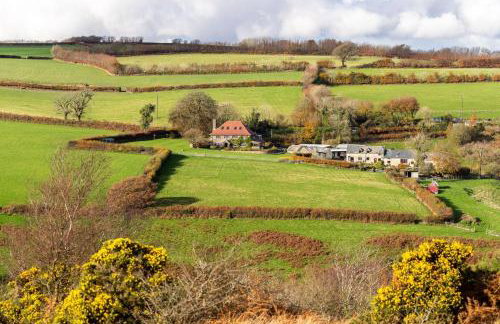 Smiddy Cottage, Historic Village Hub with Spacious Lounge, High Ceilings, and Wood Stove - Foto 6