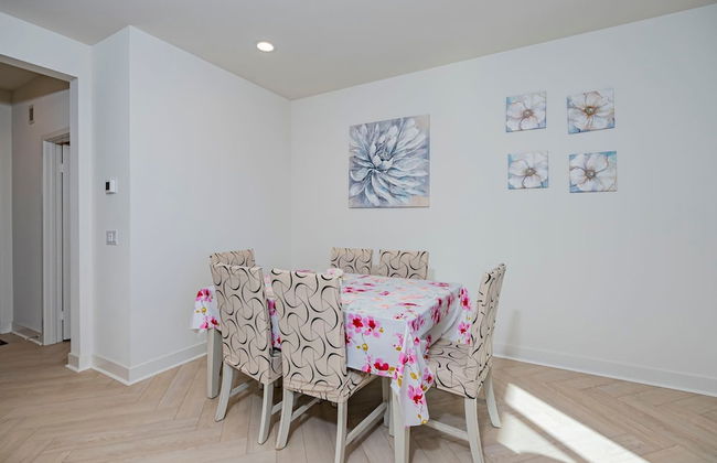 Luxurious Ontario Townhouse Ideal Family Retreat - Photo 38