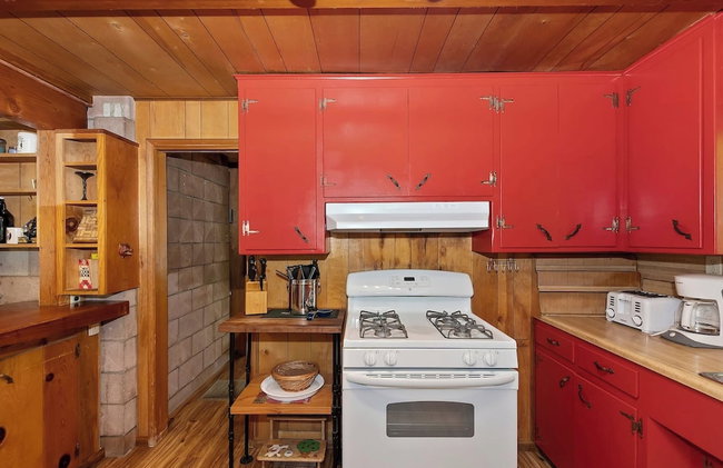 Sunshine Cabin - Cozy 2-Story Getaway - Photo 31