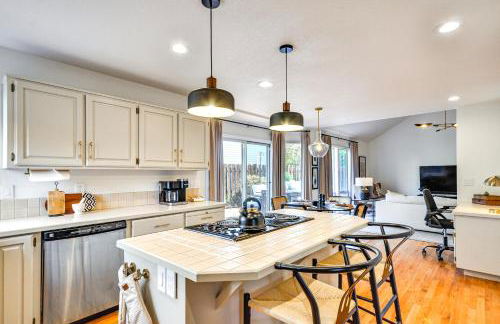 Near Shops and Cafes Beaverton Haven with Luxe Decor! - Foto 12