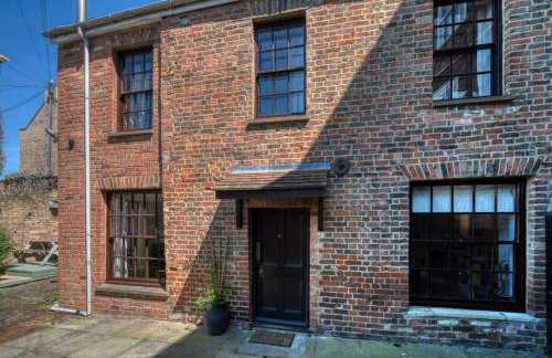 Grade II Listed Cottage in Central Taunton - Photo 2