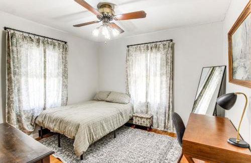 Updated and Charming! Waterloo Home with Patio - Foto 21