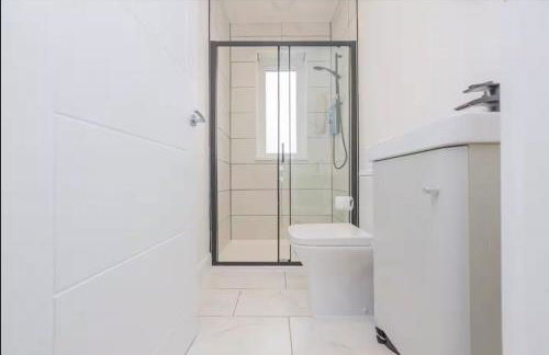 5 Bed cottage with Hot tub - Photo 10