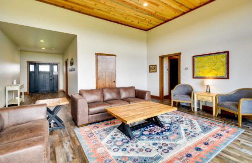 Sleek Red Lodge Home Rental with Private Hot Tub! - Foto 5