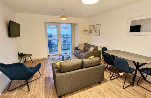 Spacious 2 bed ground floor apartment, Free parking, close to Historic dockyard & Gunwharf Quays - Foto 1