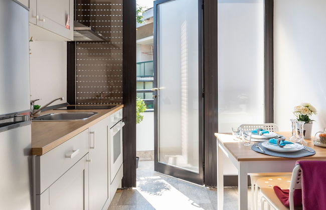 Cozy and Bright Duplex Near City Center - Photo 8