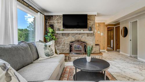 Upper Stone Lodge - Hot Tub & Game Room - Upper Unit - Photo 3