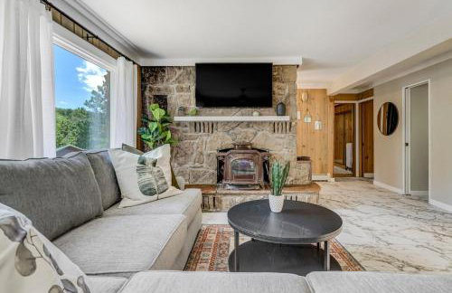 Upper Stone Lodge - Hot Tub & Game Room - Upper Unit - Foto 3