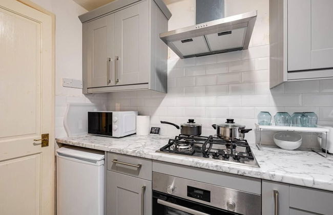 Lovely 2 Bedroom Apartment With Fireplace - Photo 10