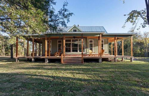 Victorian Cabin Rental with Outdoor Fireplace and Bearpen Creek Views near Dallas, Texas - Foto 1