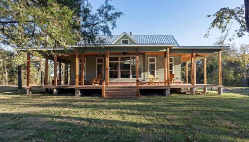 Victorian Cabin Rental with Outdoor Fireplace and Bearpen Creek Views near Dallas, Texas - Foto 1