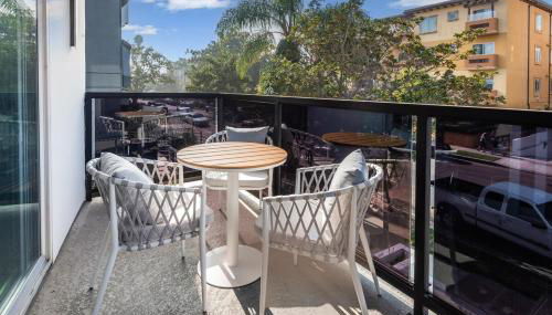 Luxury 2BR Stay Balcony Views and Free Parking - Foto 4