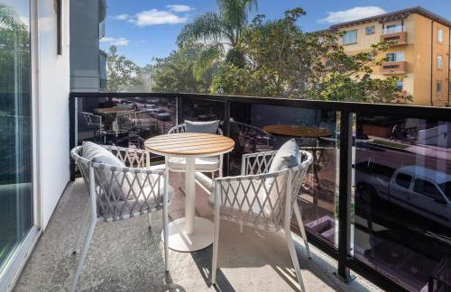 Luxury 2BR Stay Balcony Views and Free Parking - Foto 4