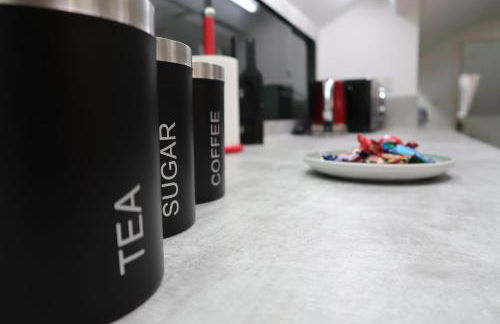 Exquisite 2-Bedroom Penthouse-Sleeps 7-Free Parking with Workspace & High-Speed WiFi - Foto 29