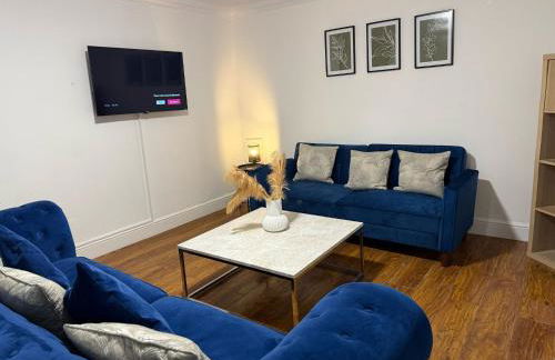 Stylish & Cosy Home in Bridgend with free parking - Photo 22