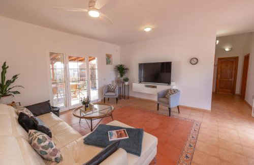 Casa Amaya - Spacious House with Pool, Large Garden, BBQ, 2 Terraces, and Ideal Location - Foto 8