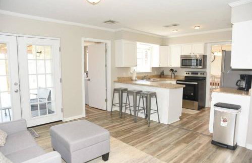 Classic Colonial Home near Main Street - Foto 13