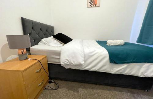 Lovely Spacious House Family & Contractor Friendly 3 Bedroom Near Leeds Centre Sleeps 8 - Foto 22