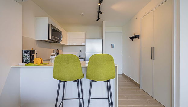 w Beautiful 1BR w Perfect Balcony View - Foto 4, Habitación